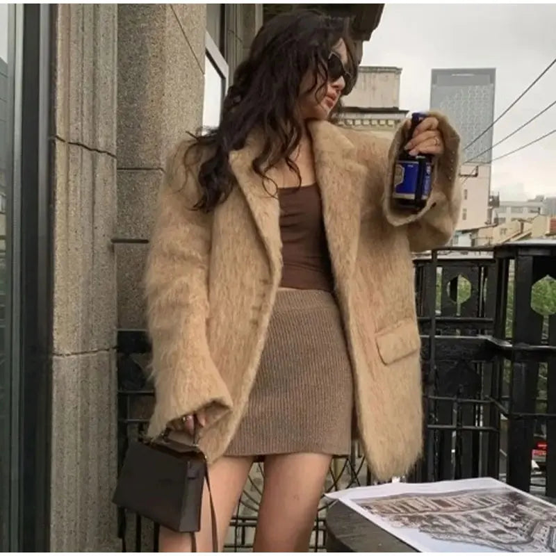 Single-Breasted Lapel Jacket Women's Solid Plush Coat with Double Pockets, Long Sleeves Autumn Elegance for Casual or Office Wear
