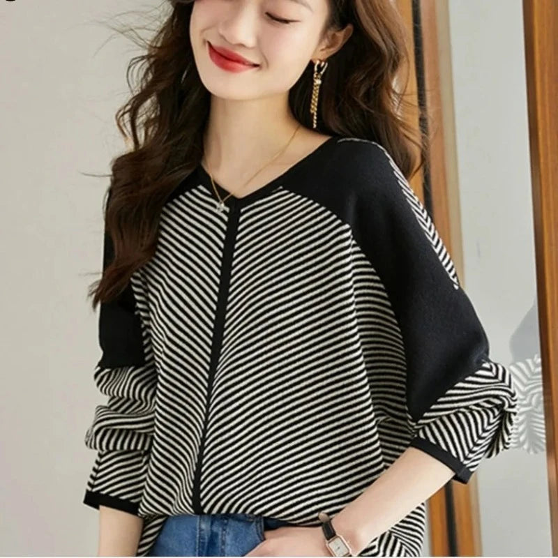 2024 New Spring Striped Tops Women Pullover Long Sleeve V Neck Striped Loose Office Lady Korean Style Print Lively Popularity T-Shirts